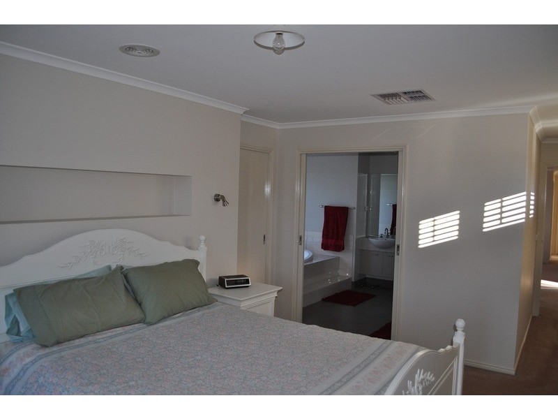 4 Riverbend Drive, Darley VIC 3340