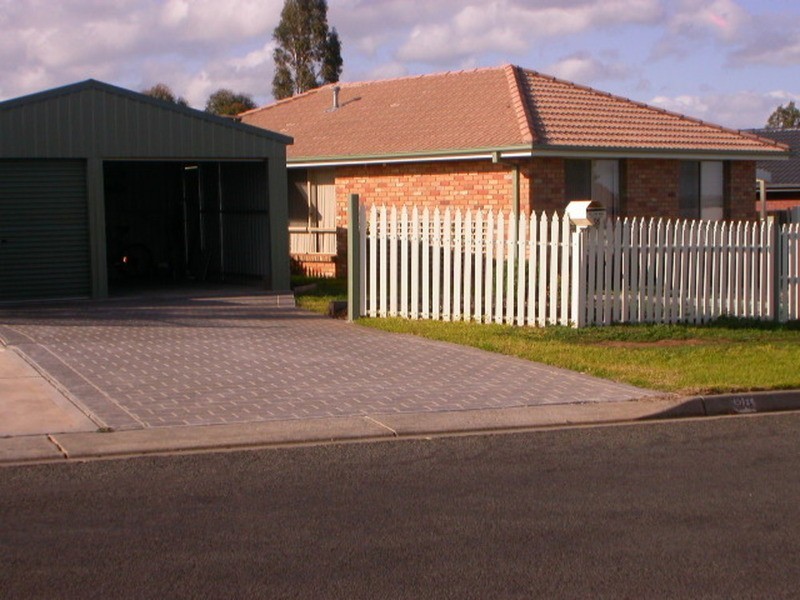 98 Underbank Boulevard, Bacchus Marsh VIC 3340