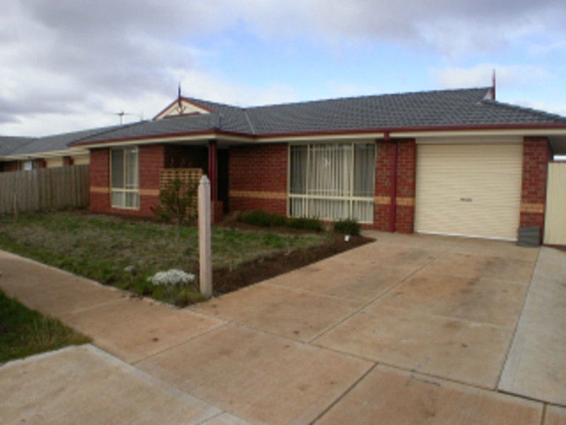 24 McLennan Avenue, Bacchus Marsh VIC 3340