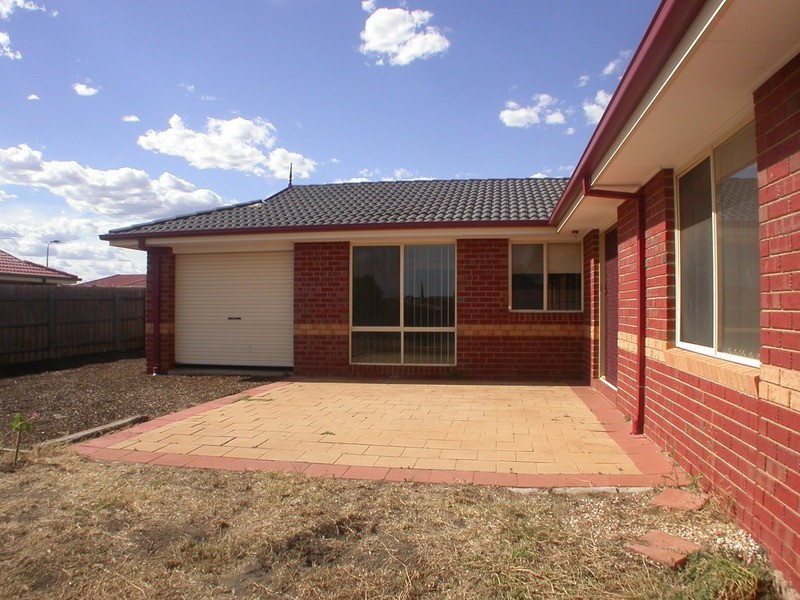 24 McLennan Avenue, Bacchus Marsh VIC 3340