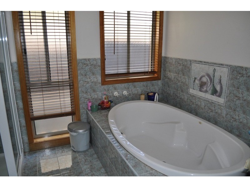 2 Rae Court, Bacchus Marsh VIC 3340