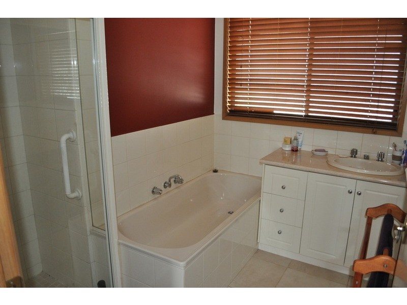 1/42 Clifton Drive, Bacchus Marsh VIC 3340