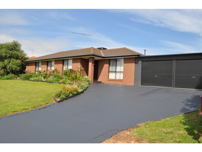 32 Cairns Drive, Bacchus Marsh VIC 3340
