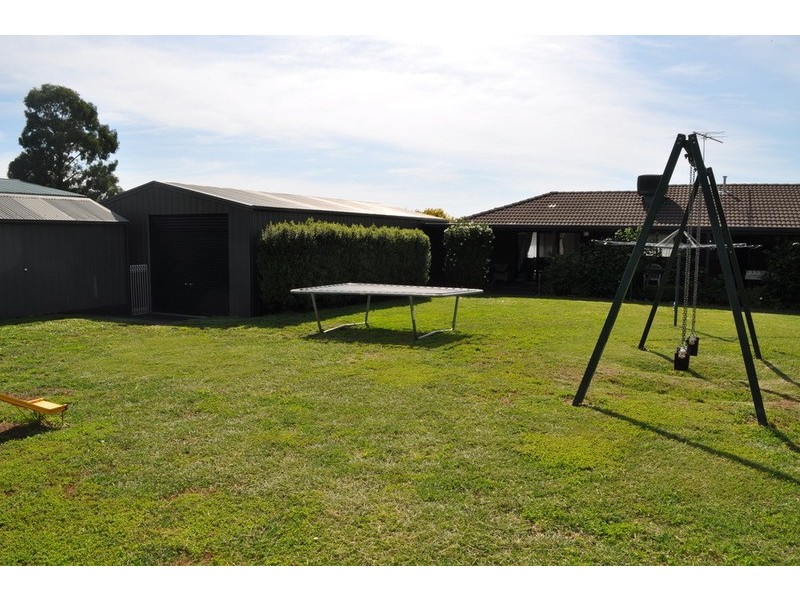 32 Cairns Drive, Bacchus Marsh VIC 3340