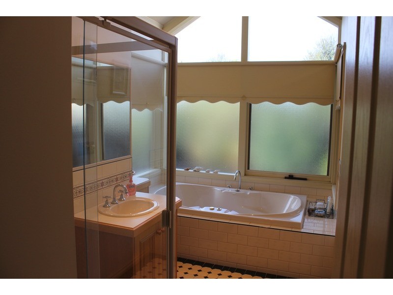 9 Vance Close, Bacchus Marsh VIC 3340