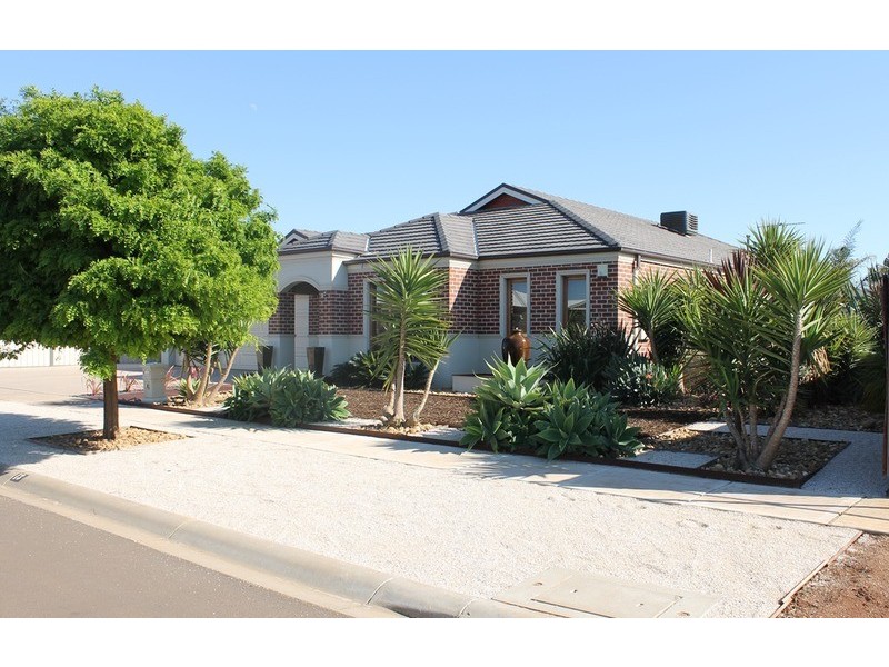 13 Suttonleigh Way, Darley VIC 3340