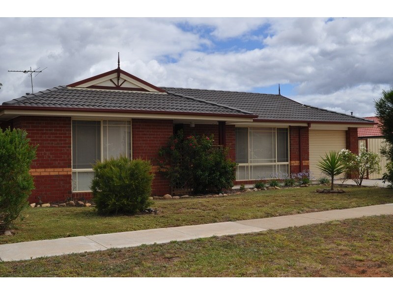 24 McLennan  Avenue, Bacchus Marsh VIC 3340
