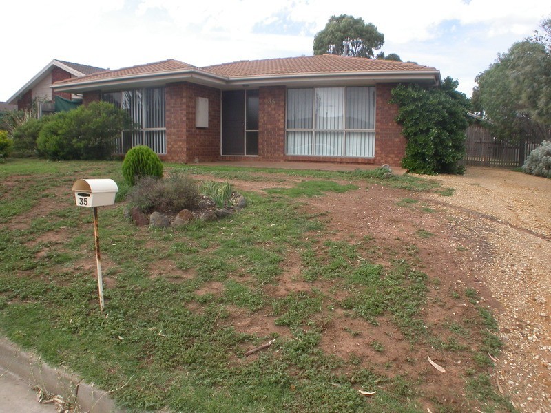 35 Underbank Boulevard, Bacchus Marsh VIC 3340