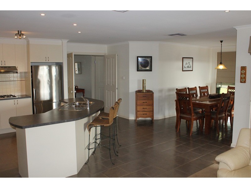 2 Davison Court, Maddingley VIC 3340