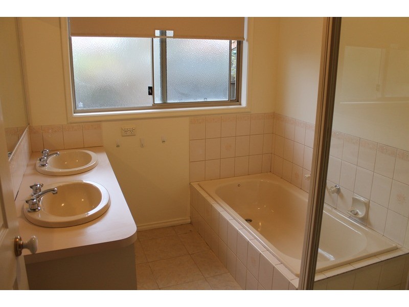 2 Vance Close, Bacchus Marsh VIC 3340