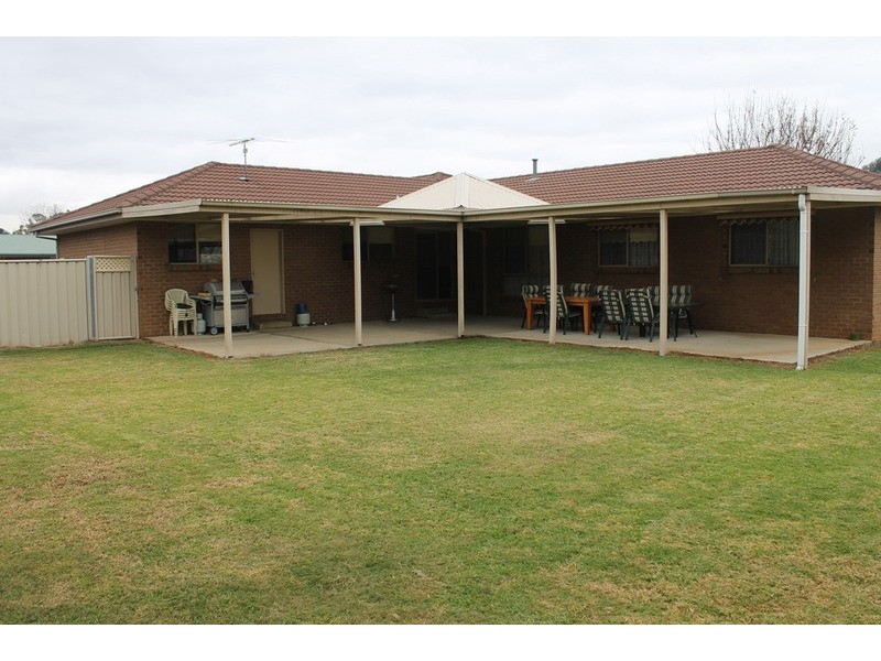 2 Vance Close, Bacchus Marsh VIC 3340