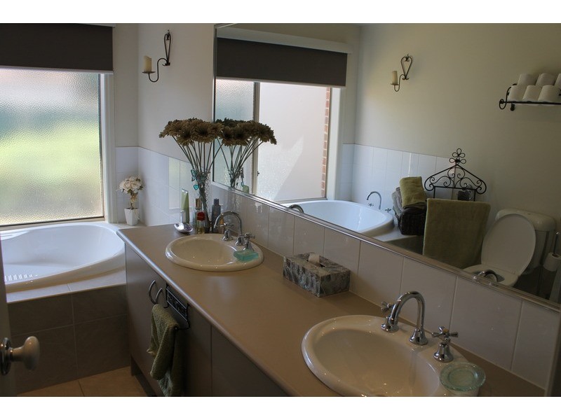 2 Taylor Drive, Bacchus Marsh VIC 3340