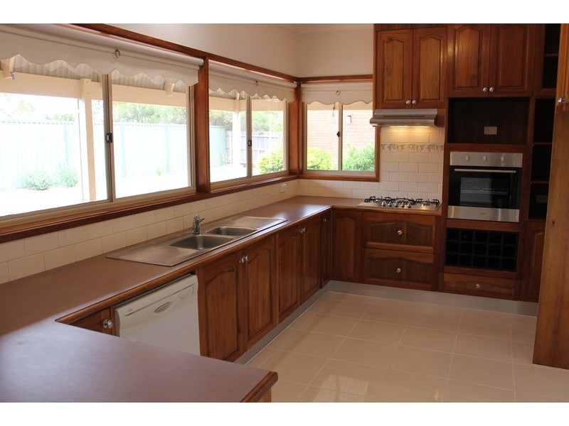 9 Barry Street, Bacchus Marsh VIC 3340