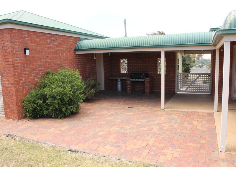 9 Barry Street, Bacchus Marsh VIC 3340