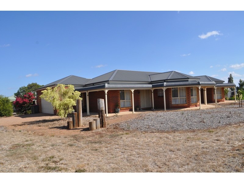 2 Ruxton Way, Hopetoun Park VIC 3340