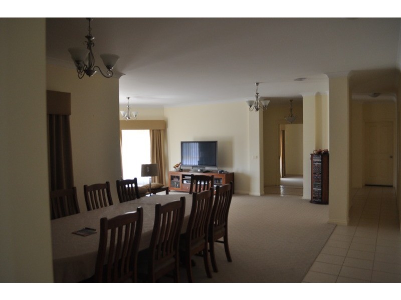 2 Ruxton Way, Hopetoun Park VIC 3340