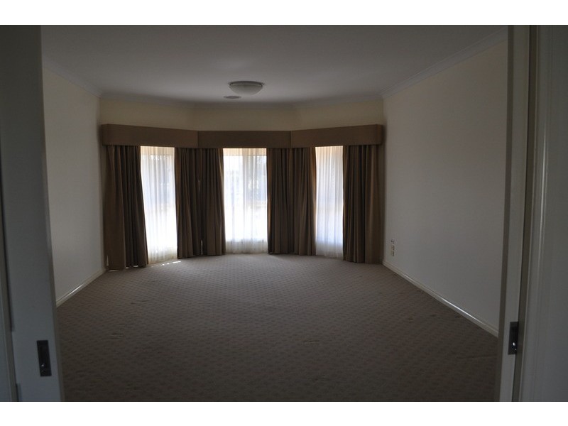 2 Ruxton Way, Hopetoun Park VIC 3340