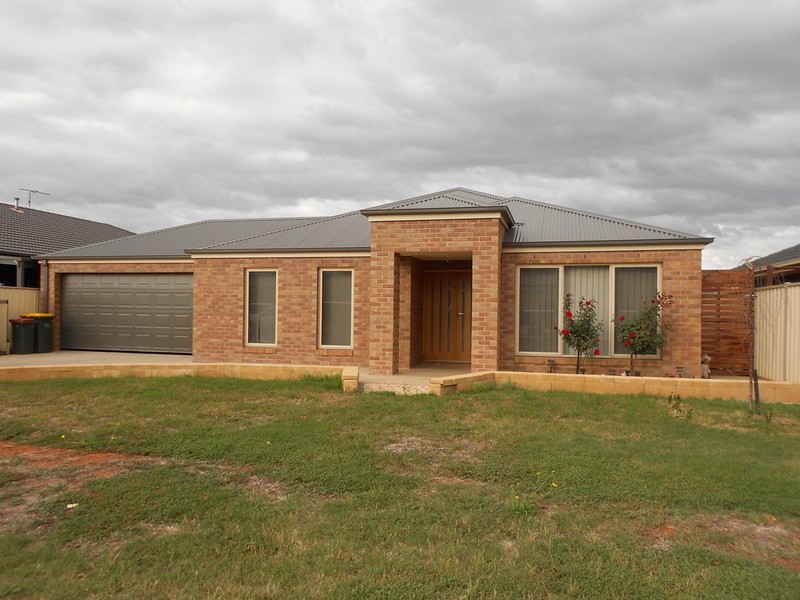 16 Leonard  Avenue, Bacchus Marsh VIC 3340