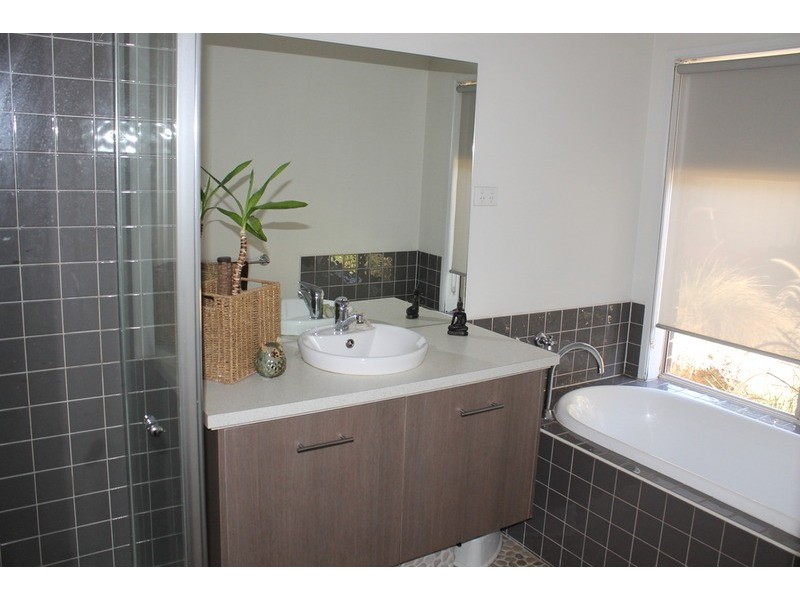 6 Suttonleigh Way, Bacchus Marsh VIC 3340