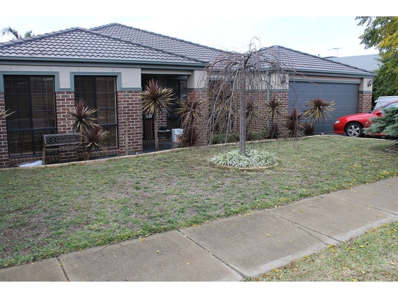 33 Grantleigh Drive, Bacchus Marsh VIC 3340