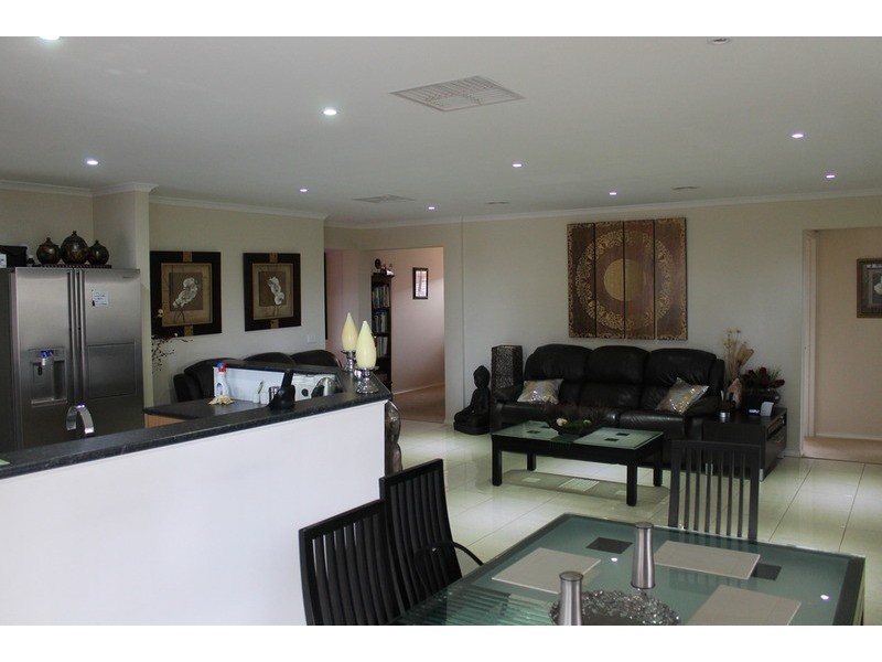 33 Grantleigh Drive, Bacchus Marsh VIC 3340