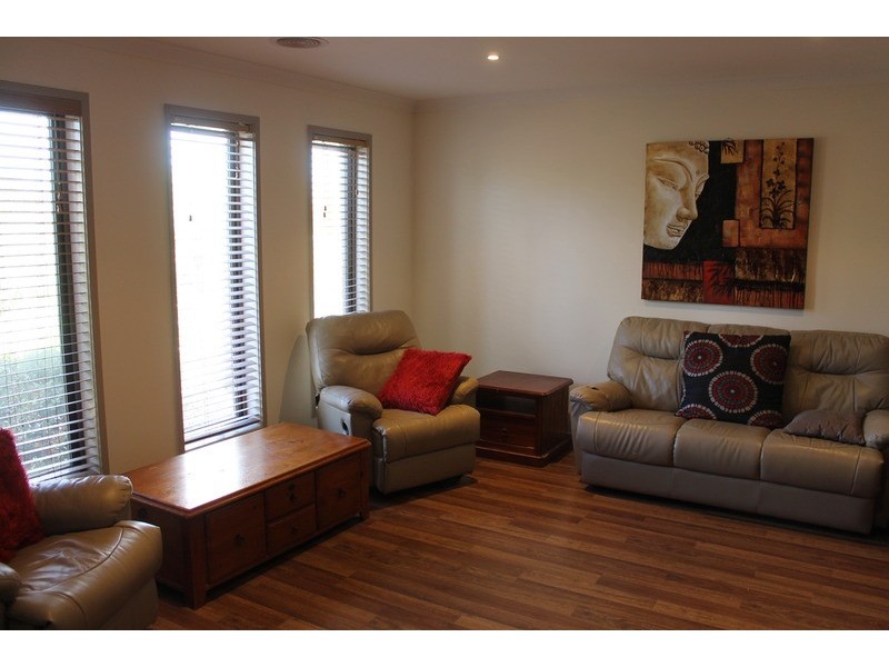 8 Nicholson Street, Darley VIC 3340