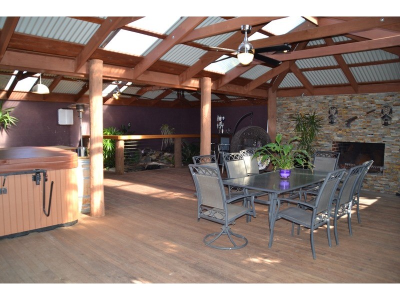 42 Grantleigh Drive, Bacchus Marsh VIC 3340