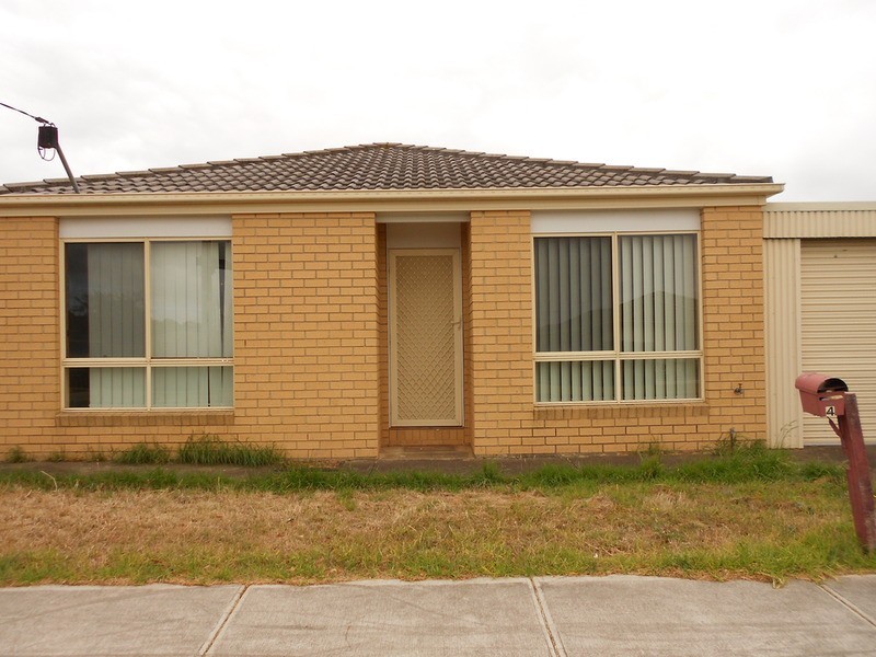 4 Robin Street, Melton VIC 3337