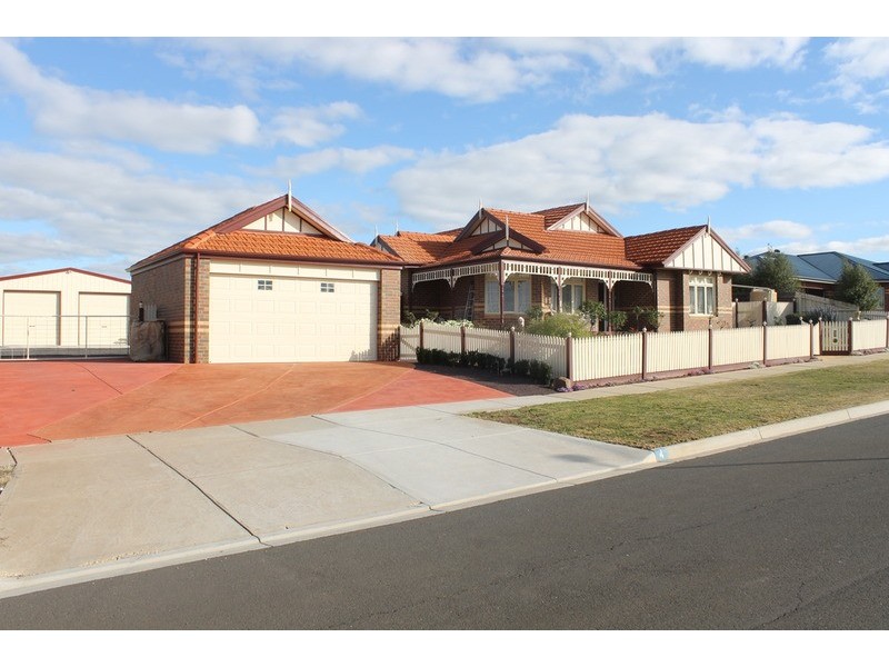 4 Maddison Circuit, Bacchus Marsh VIC 3340