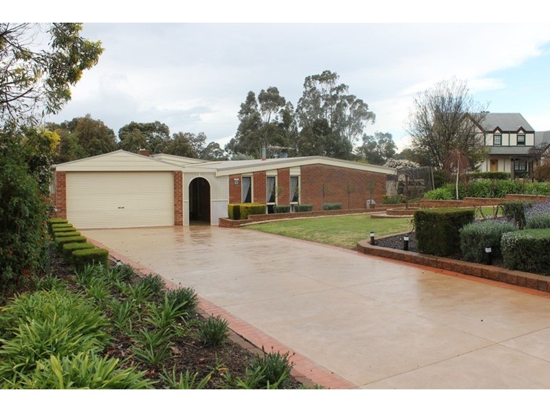 28 St Andrews Way, Bacchus Marsh VIC 3340