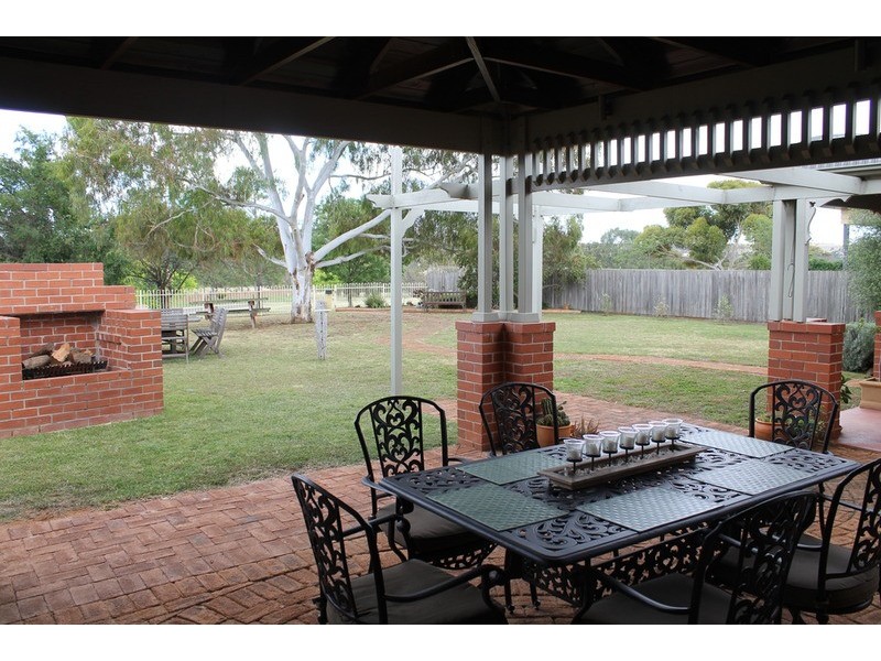 5 Cairns Drive, Bacchus Marsh VIC 3340