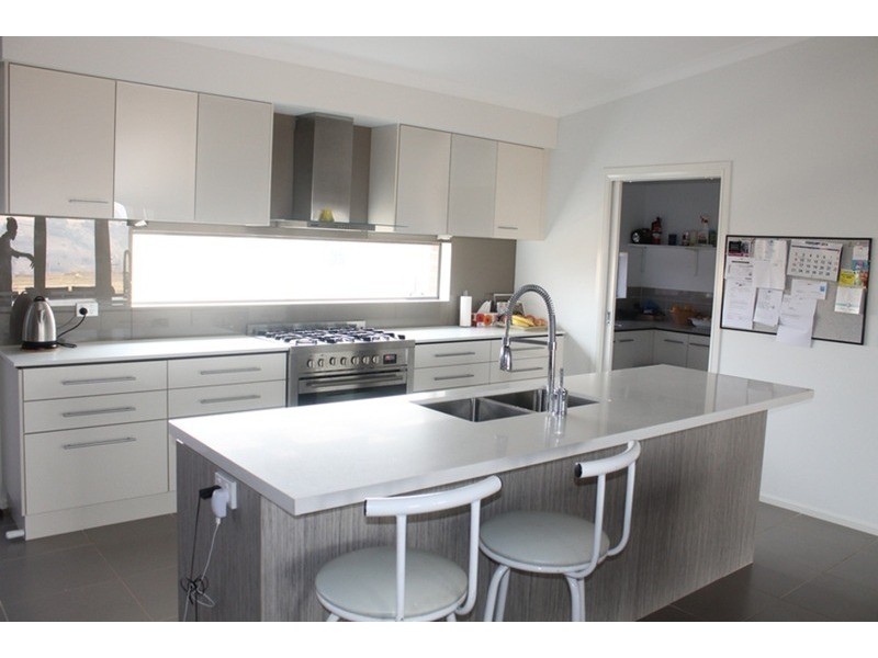 8 Thomas Drive, Hopetoun Park VIC 3340