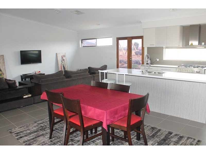 8 Thomas Drive, Hopetoun Park VIC 3340