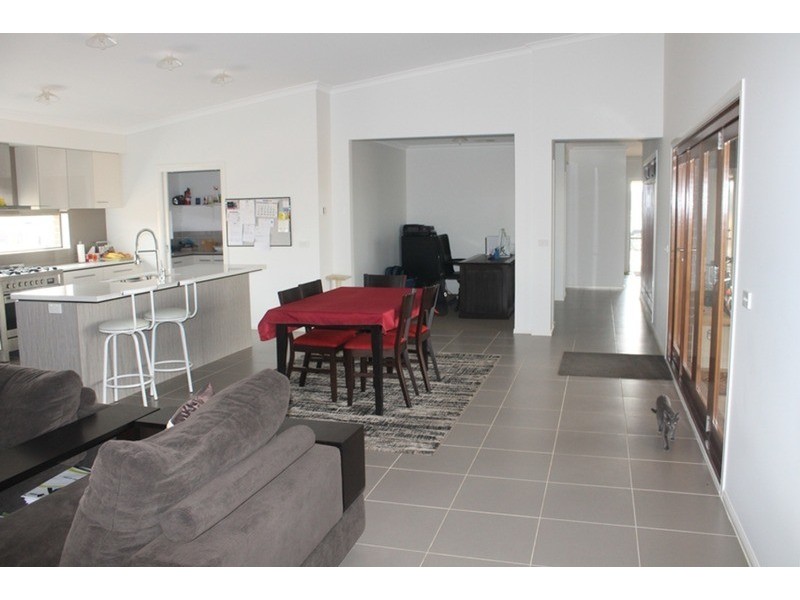 8 Thomas Drive, Hopetoun Park VIC 3340