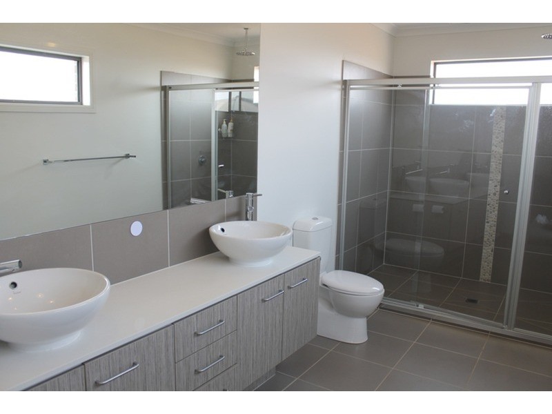 8 Thomas Drive, Hopetoun Park VIC 3340