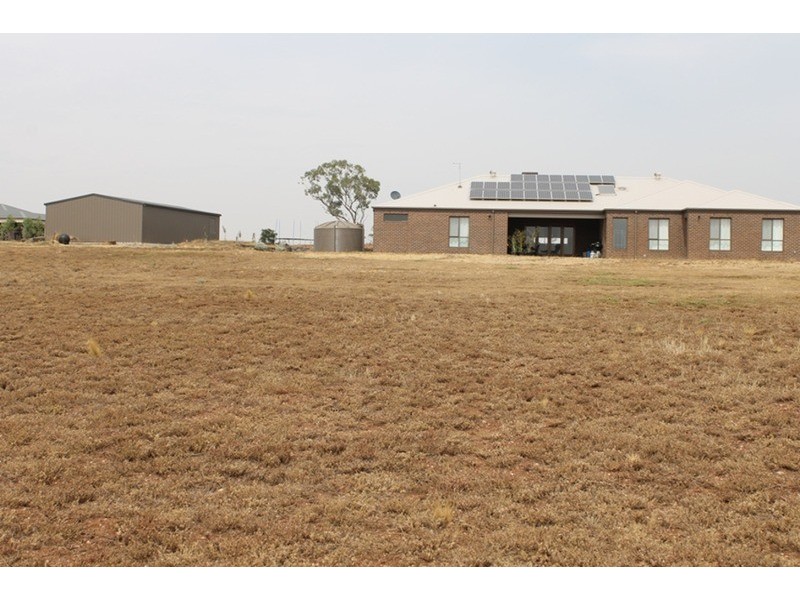 8 Thomas Drive, Hopetoun Park VIC 3340