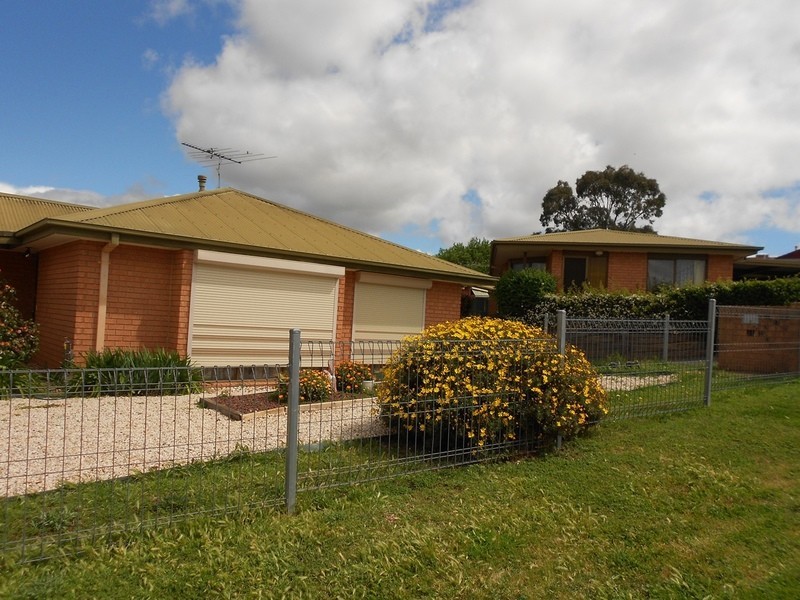 1/7 Taylor  Drive, Bacchus Marsh VIC 3340