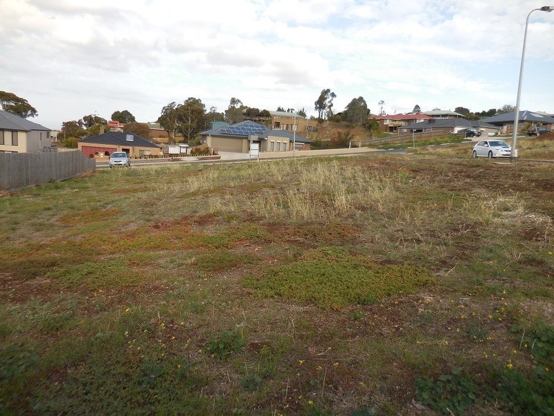 61 Riversdale Crescent, Bacchus Marsh VIC 3340