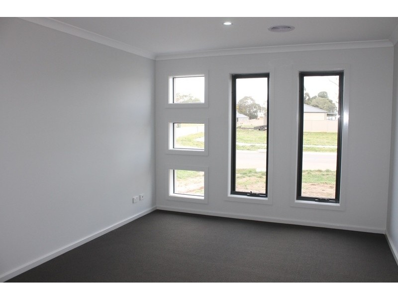 22 McMahon Drive, Ballan VIC 3342