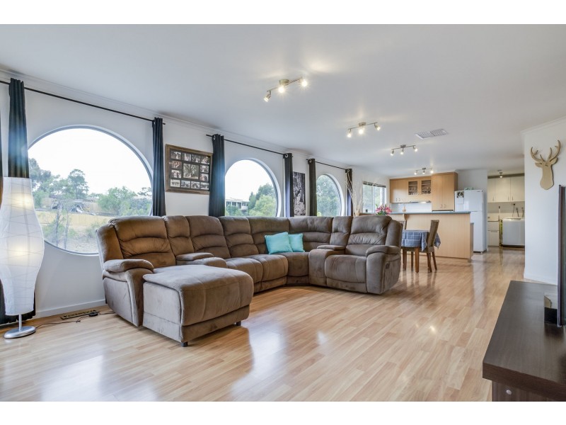 13 Riversdale Crescent, Bacchus Marsh VIC 3340