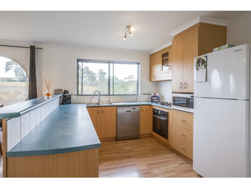 13 Riversdale Crescent, Bacchus Marsh VIC 3340