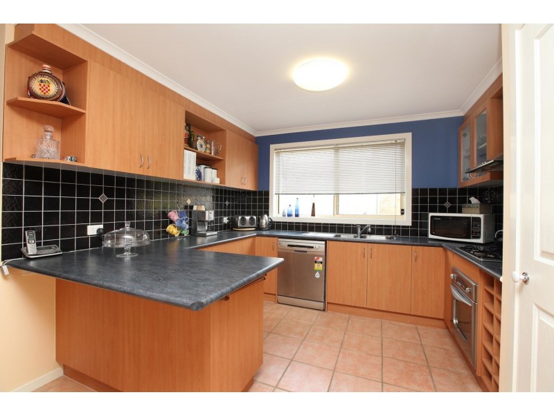 40 Naracoorte Drive, Caroline Springs VIC 3023