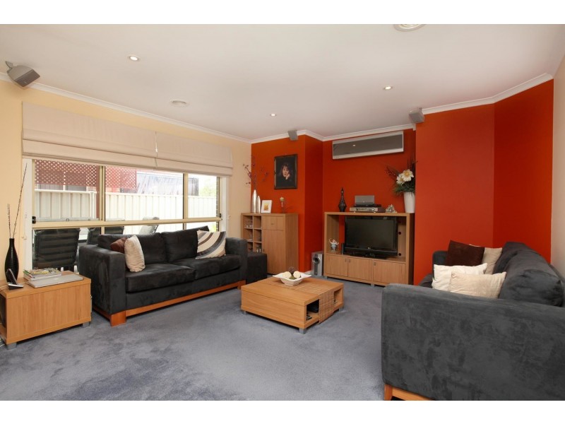 40 Naracoorte Drive, Caroline Springs VIC 3023