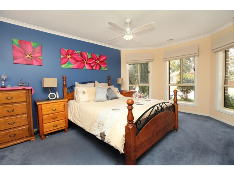 40 Naracoorte Drive, Caroline Springs VIC 3023