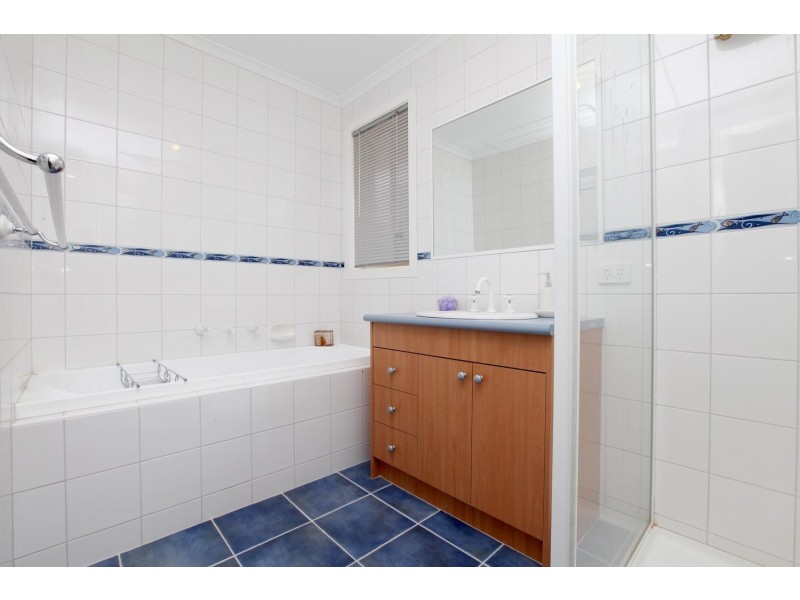 40 Naracoorte Drive, Caroline Springs VIC 3023