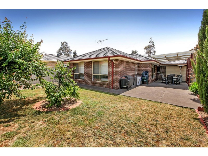 40 Naracoorte Drive, Caroline Springs VIC 3023