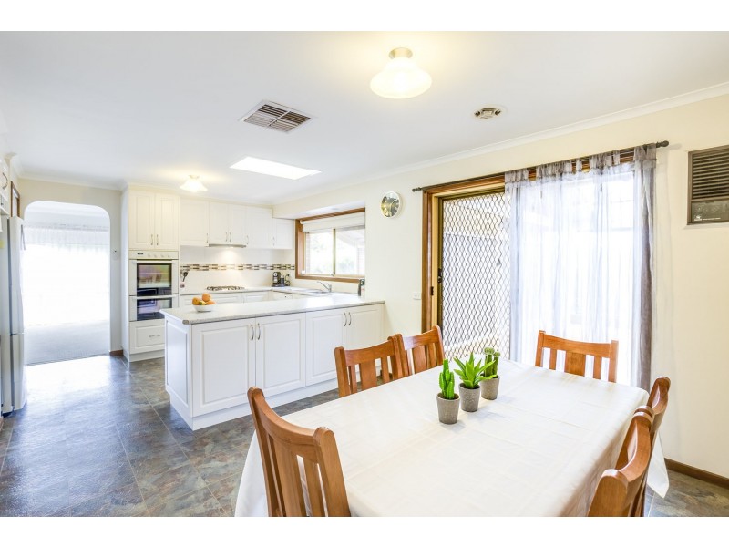 71 Underbank Boulevard, Bacchus Marsh VIC 3340