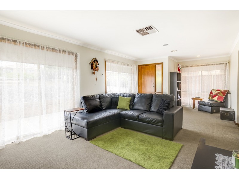 71 Underbank Boulevard, Bacchus Marsh VIC 3340