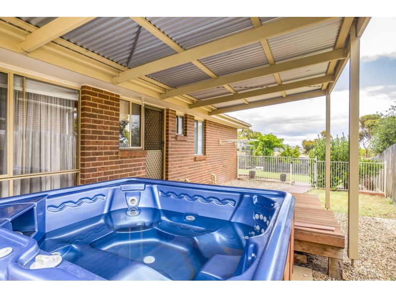 71 Underbank Boulevard, Bacchus Marsh VIC 3340