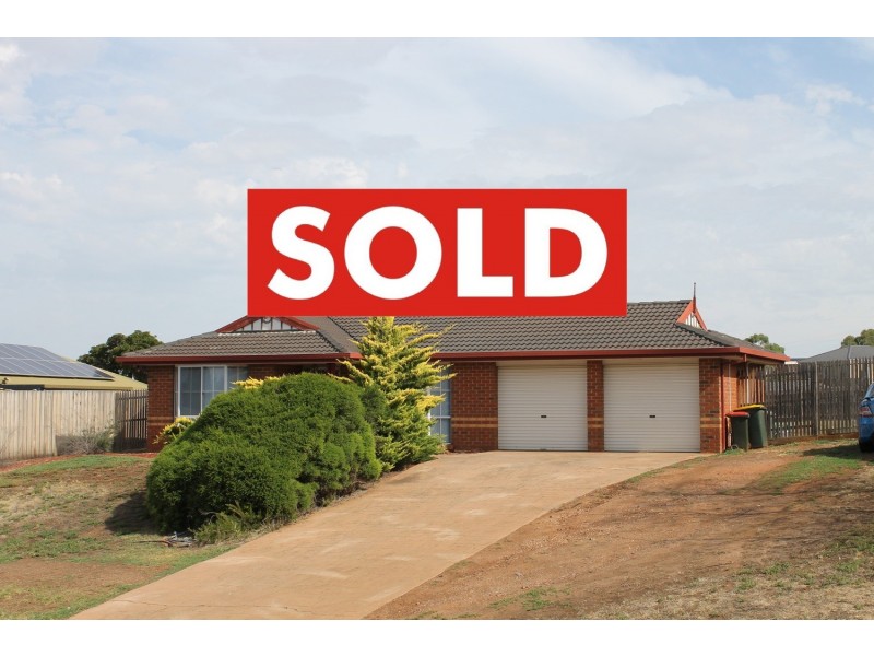 65 Cairns Drive, Bacchus Marsh VIC 3340